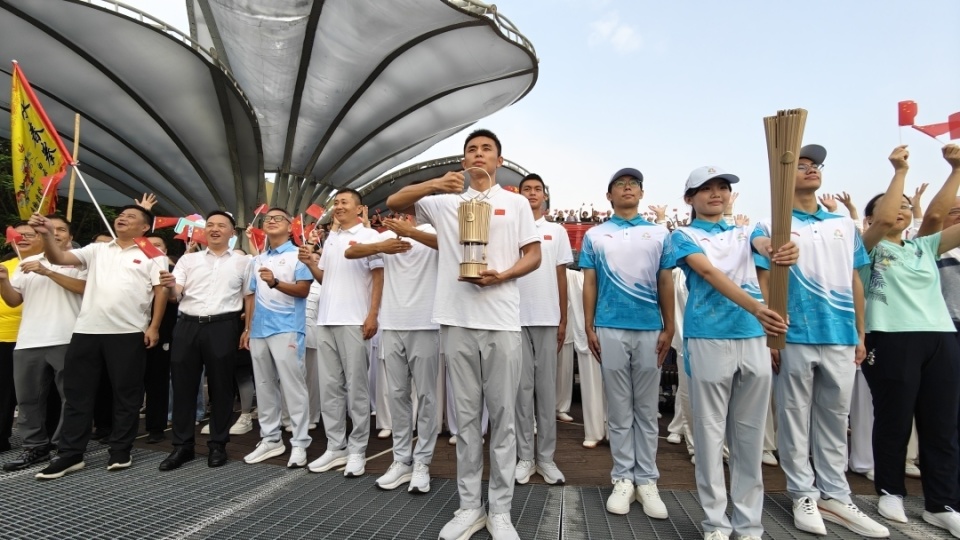 炬接触, 认识白云